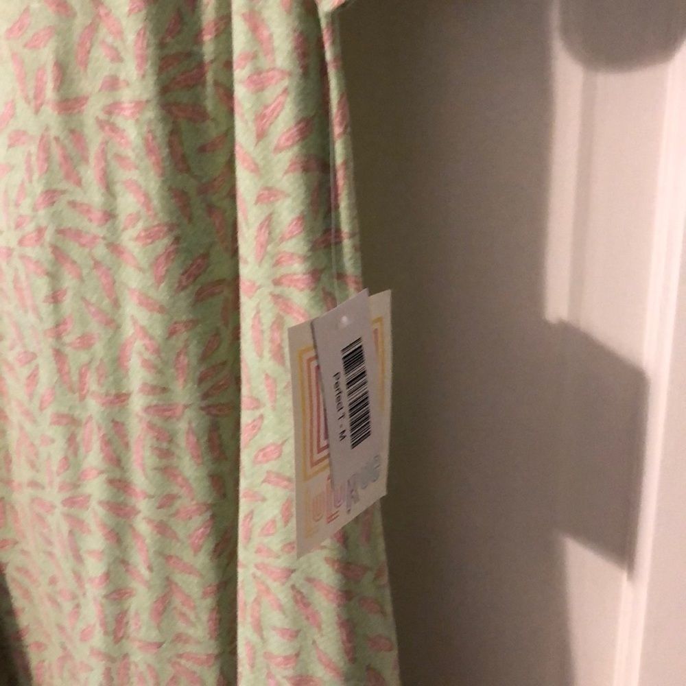 Medium LulaRoe Perfect Tee - Picture 4 of 4
